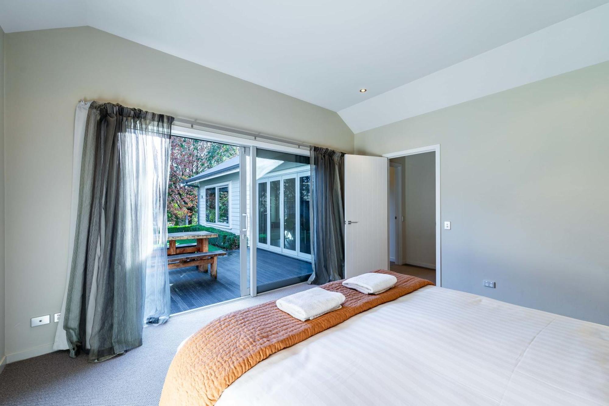 Roy'S Bay Luxury Accommodation Wanaka Bagian luar foto